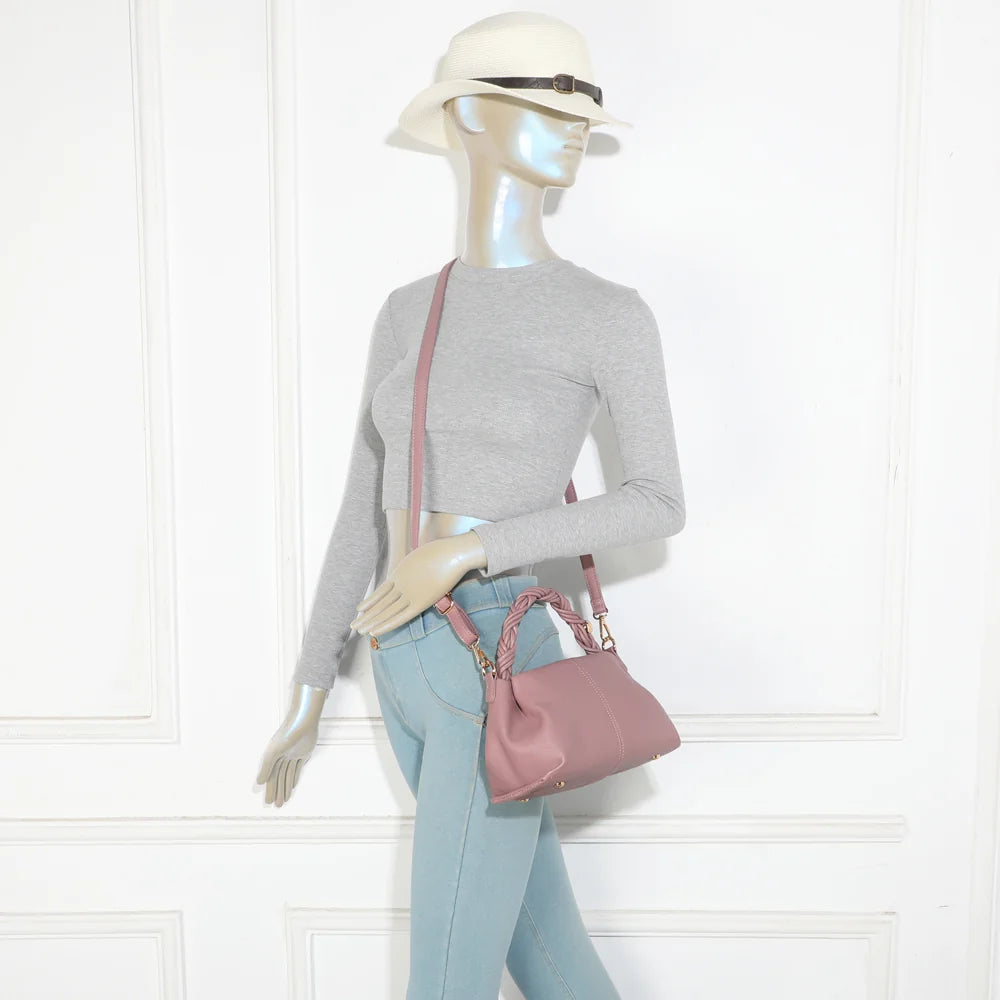 Sac à main femme La Cordélia rose foncé porté à la main par sa poignée tressée, ou à l’épaule en bandoulière – réf. R-2061