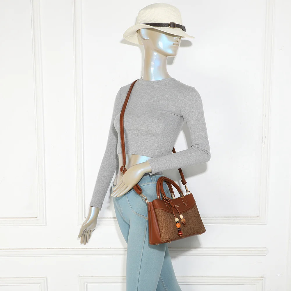 Sac à main femme La Corélise marron porté à la main ou avec sa bandoulière amovible – réf. A-9178