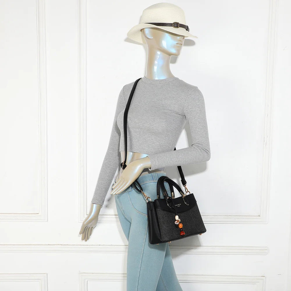 Sac à main femme La Corélise noir porté à la main ou avec sa bandoulière amovible – réf. A-9178