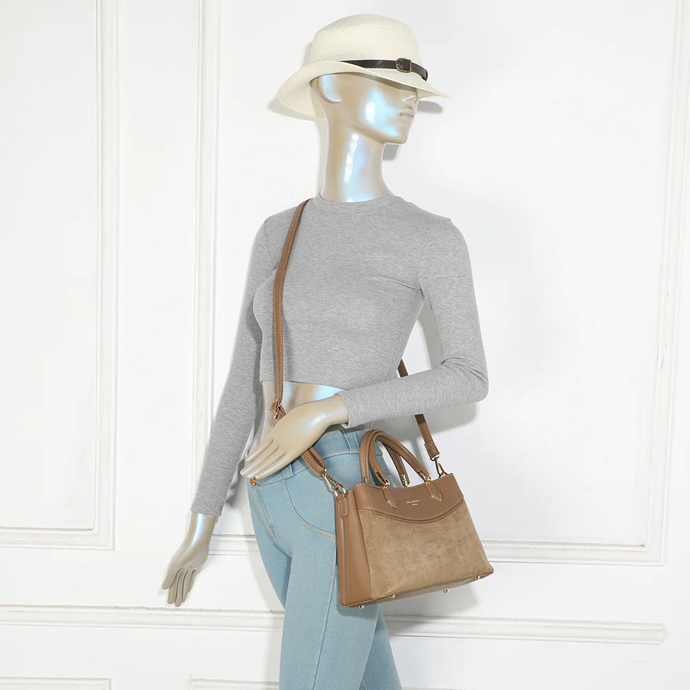 Sac à main La Cyrielle taupe foncé porté, un format intermédiaire facile au quotidien pour femme – réf. A-9178-1