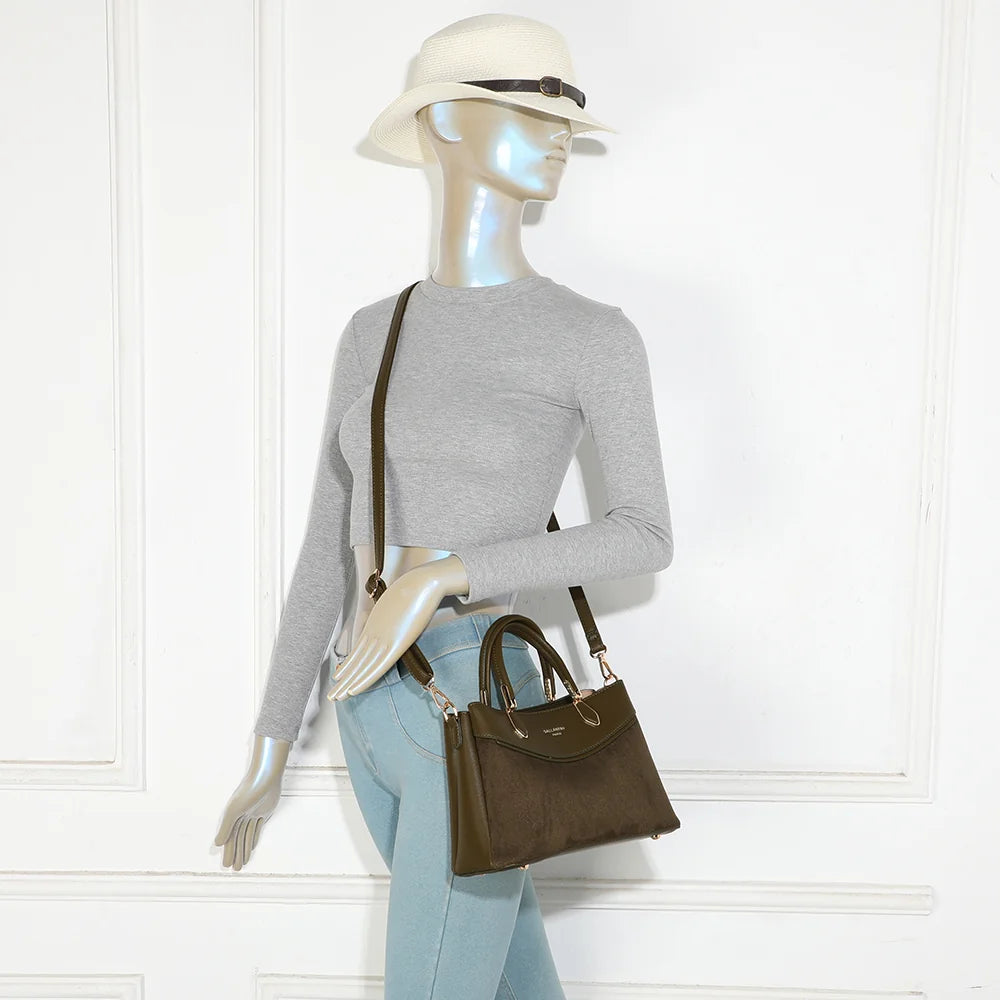 Sac à main La Cyrielle vert foncé porté, un format intermédiaire facile au quotidien pour femme – réf. A-9178-1