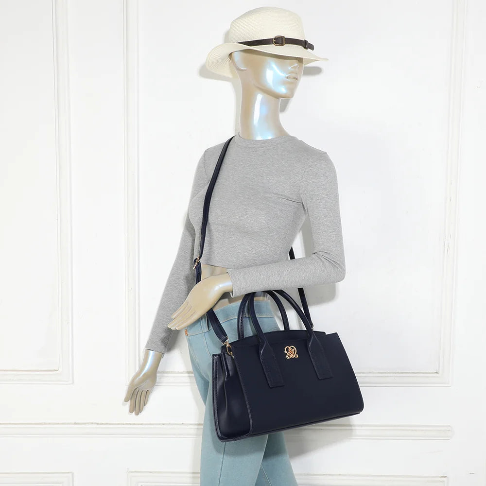 Sac à main femme La Déliane bleu foncé porté, à la main ou avec sa bandoulière amovible – réf. LS-76004