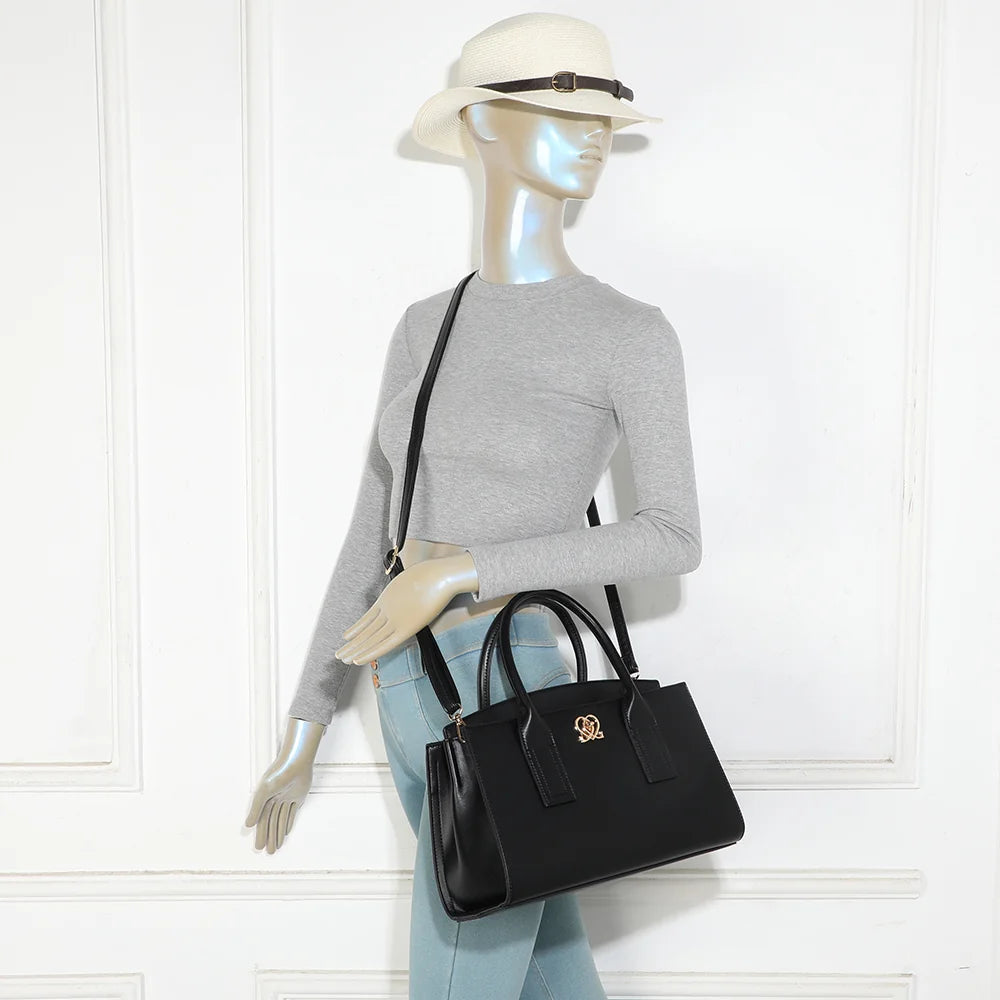 Sac à main femme La Déliane noir porté, à la main ou avec sa bandoulière amovible – réf. LS-76004