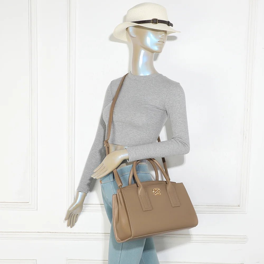 Sac à main femme La Déliane taupe foncé porté, à la main ou avec sa bandoulière amovible – réf. LS-76004