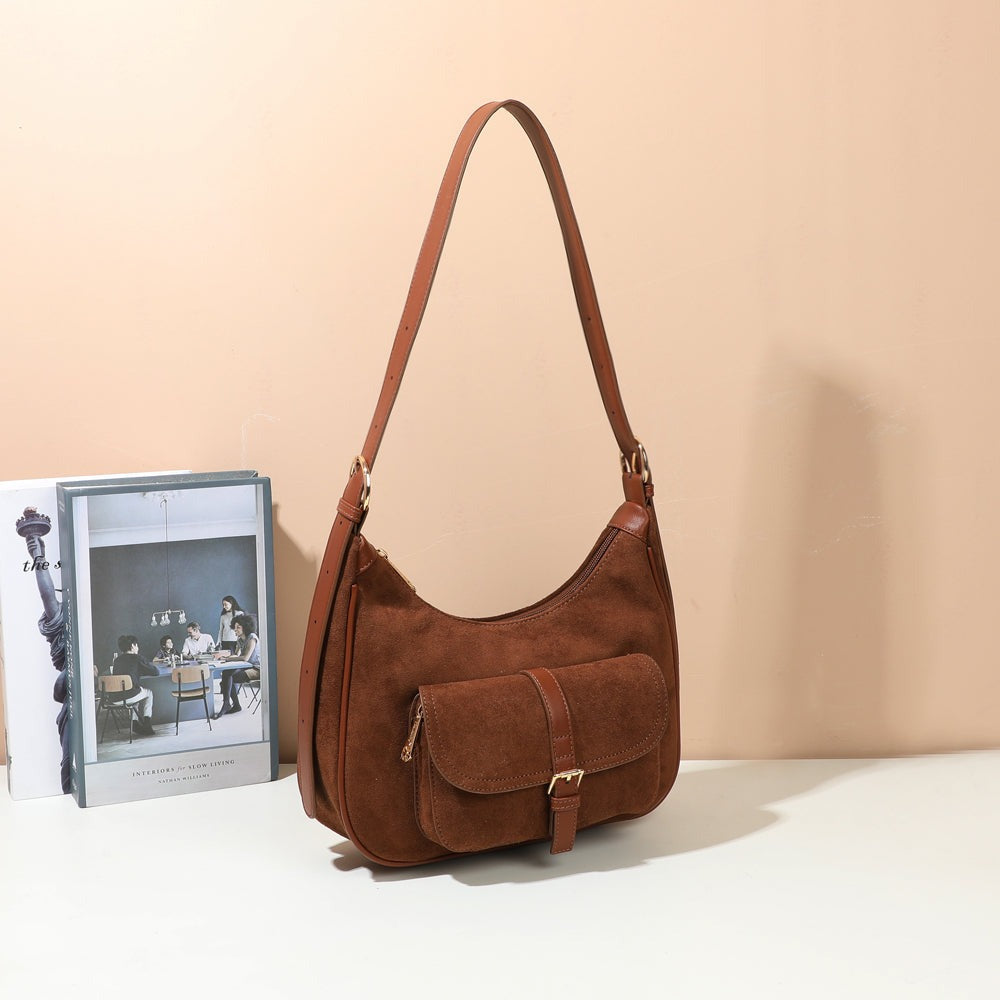 Sac hobo La Désirable marron en suédine mis en scène dans un décor – visuel d’ambiance créé avec l’IA – Gallantry Paris