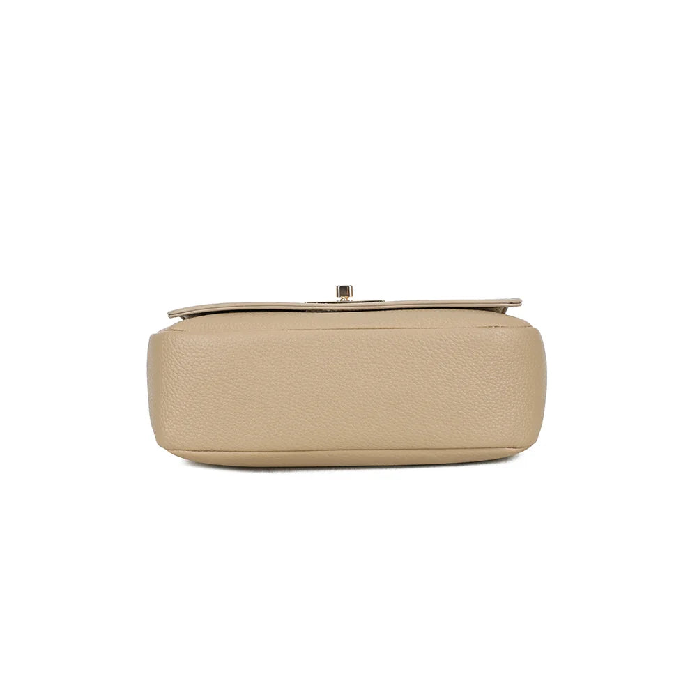 Vue du dessous du La Divine taupe, format compact de 24 × 8 cm en simili cuir grainé – réf. R-2050