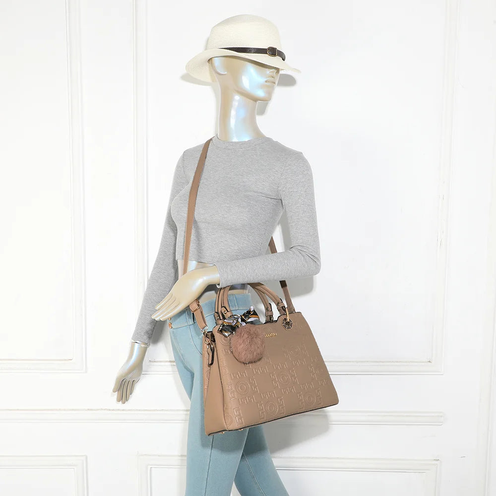 Sac La Élégance Roma taupe porté par une femme, à la main ou avec sa bandoulière amovible – réf. M-9354-2