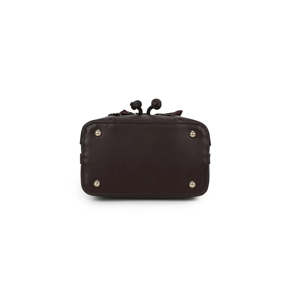 Dessous du sac La Elysane café, avec ses petits pieds métalliques qui protègent la base – réf. KJ-62106