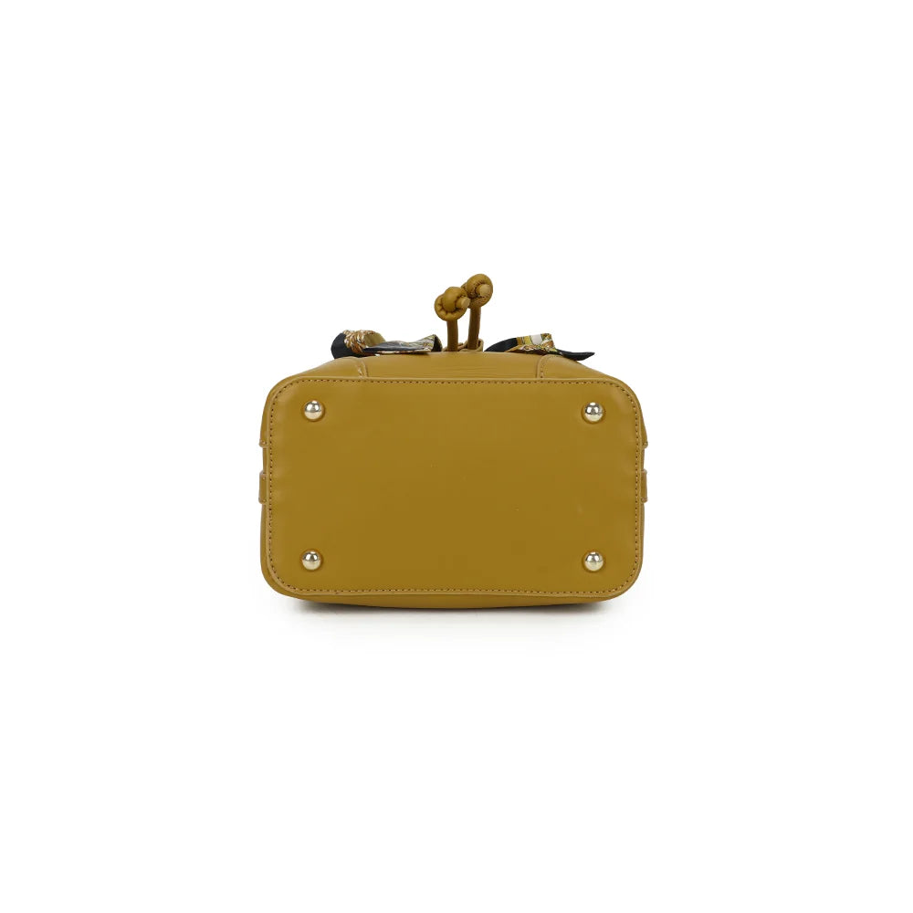 Dessous du sac La Elysane jaune foncé, avec ses petits pieds métalliques qui protègent la base – réf. KJ-62106