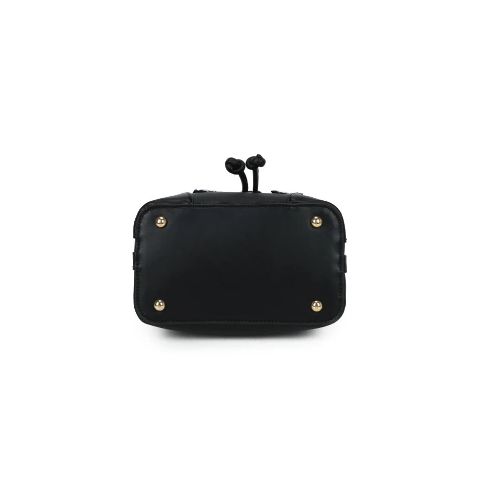 Dessous du sac La Elysane noir, avec ses petits pieds métalliques qui protègent la base – réf. KJ-62106