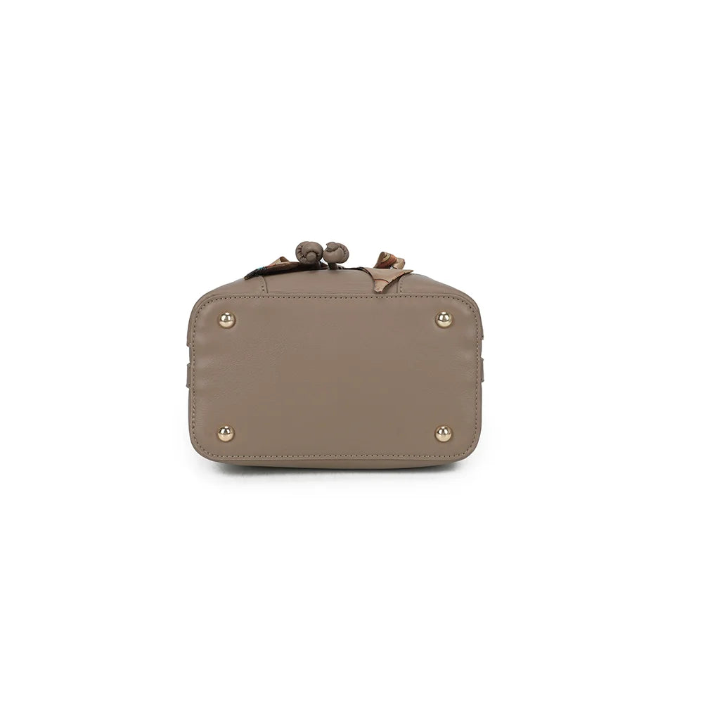 Dessous du sac La Elysane taupe, avec ses petits pieds métalliques qui protègent la base – réf. KJ-62106