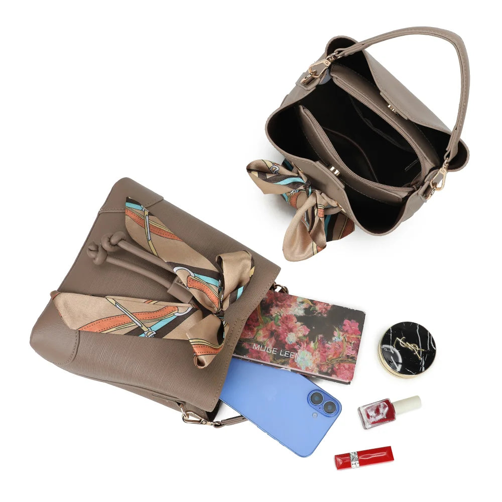 Intérieur organisé du sac La Elysane taupe : de quoi ranger téléphone et petits indispensables – réf. KJ-62106