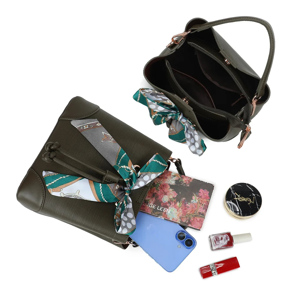 Intérieur organisé du sac La Elysane vert foncé : de quoi ranger téléphone et petits indispensables – réf. KJ-62106