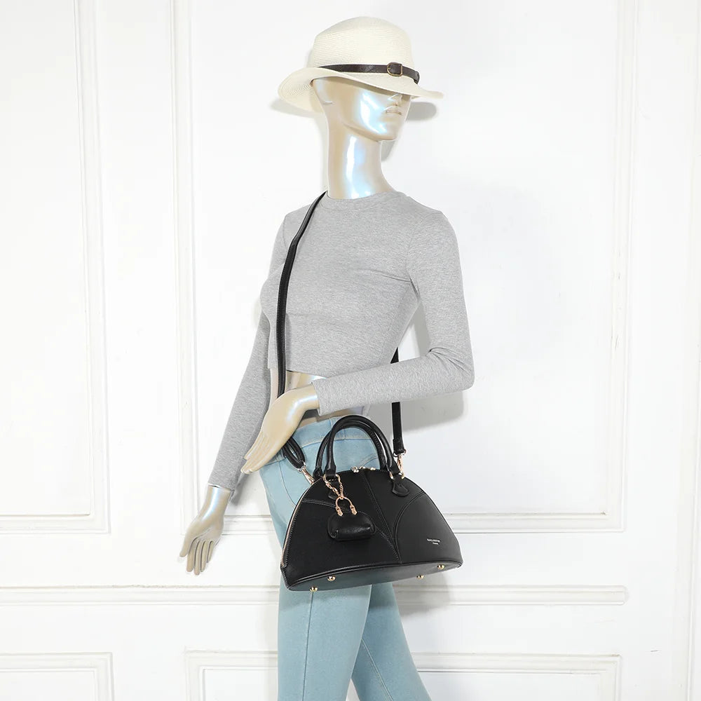 Sac à main femme La Éminence noir porté, à la main ou avec sa bandoulière amovible – réf. DQ-8738