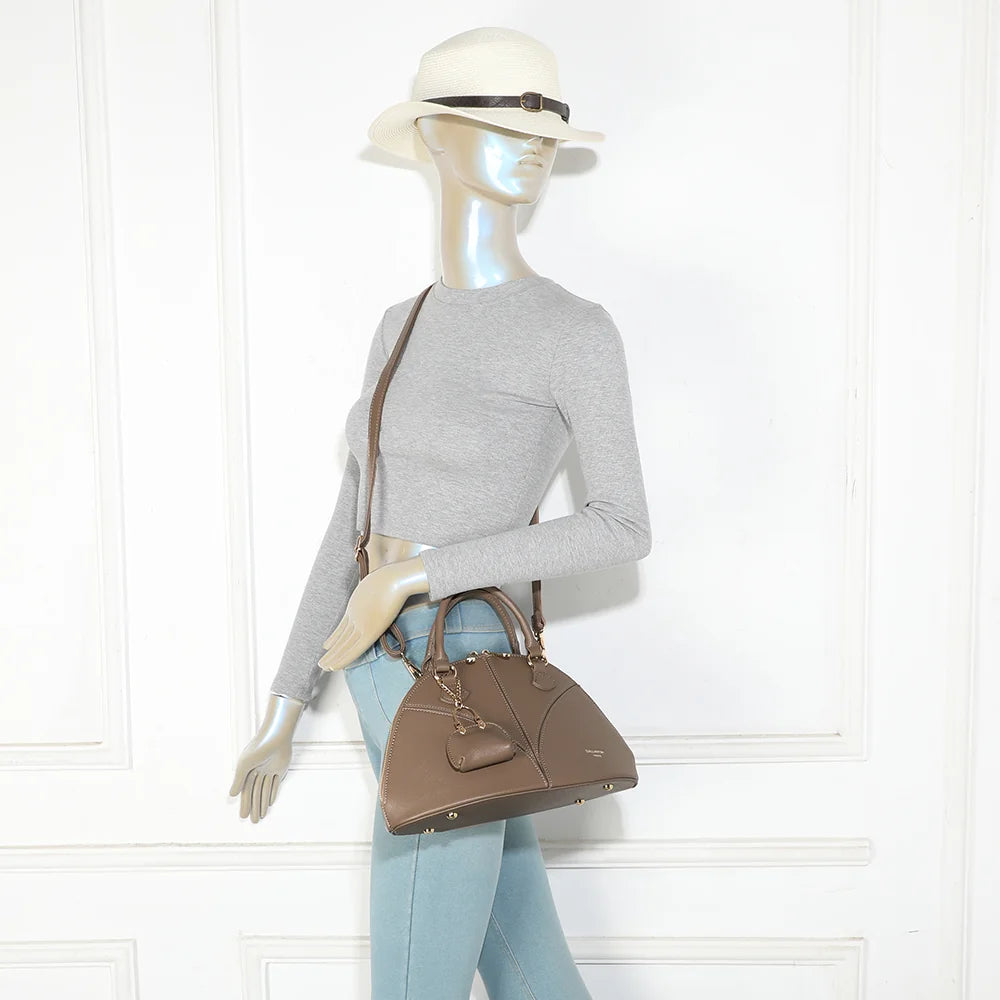 Sac à main femme La Éminence taupe foncé porté, à la main ou avec sa bandoulière amovible – réf. DQ-8738