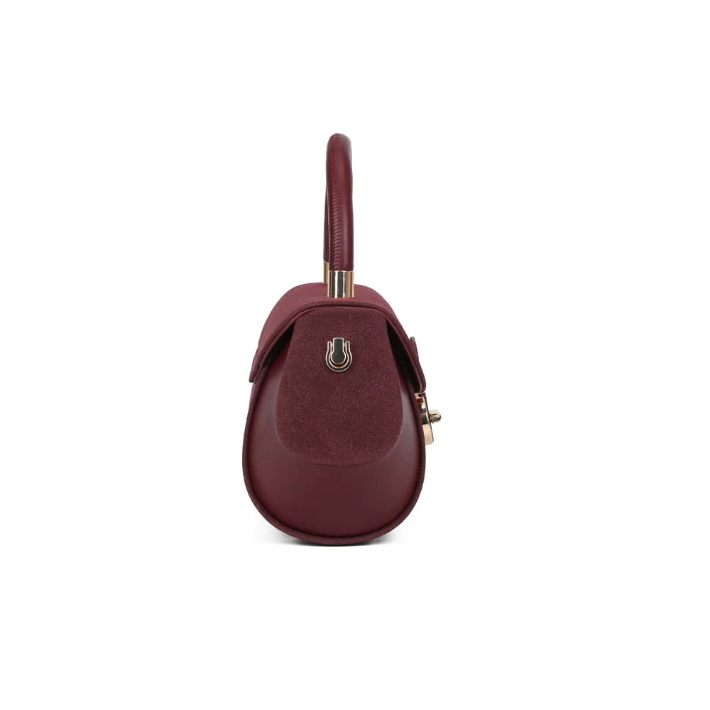 Profil du La Evana bordeaux : côté lisse de forme trapèze et attache dorée de la bandoulière – réf. YL-26008-1