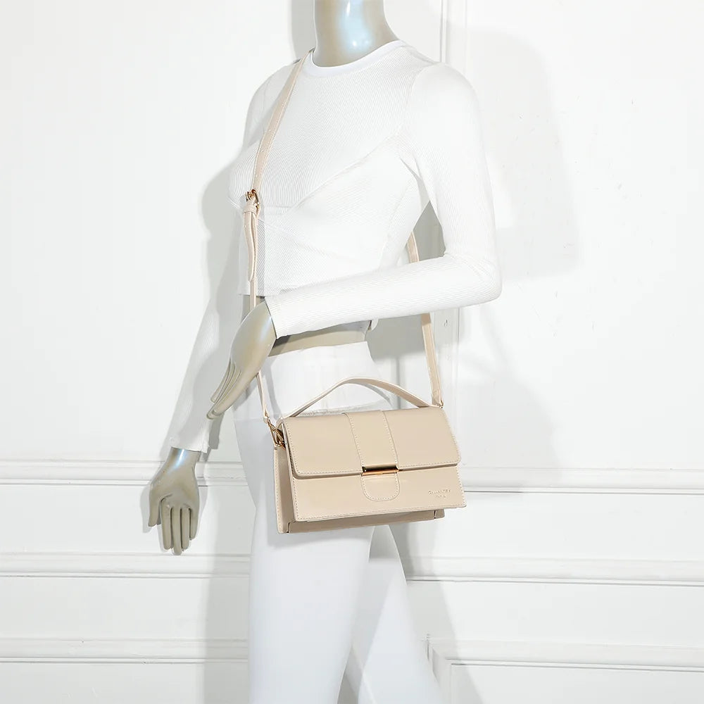 Sac femme La Faustine beige porté, à la main par son anse ou en bandoulière à l’épaule – réf. R-1902