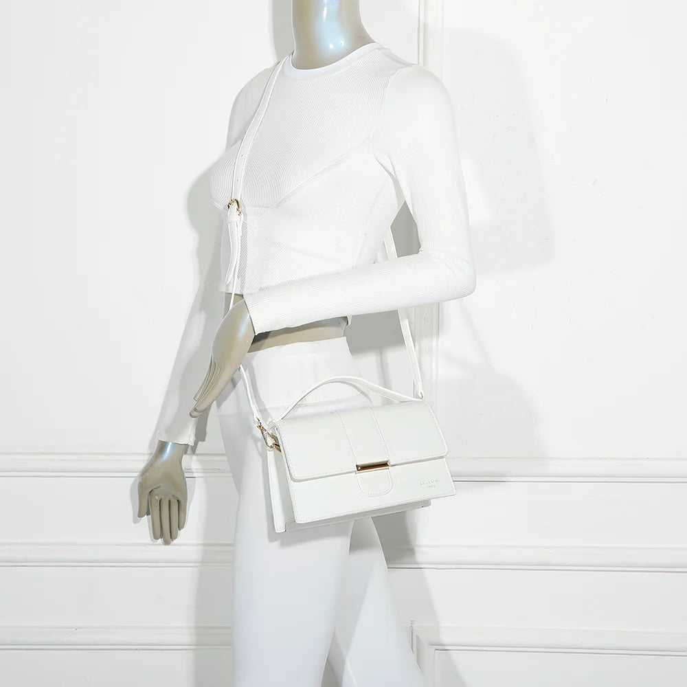 Sac femme La Faustine blanc porté, à la main par son anse ou en bandoulière à l’épaule – réf. R-1902