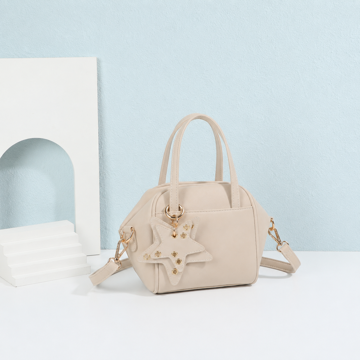 Mini sac à main La Féerie beige avec porte-clés étoile doré dans un décor d’ambiance – visuel d’ambiance créé avec l’IA – Gallantry Paris