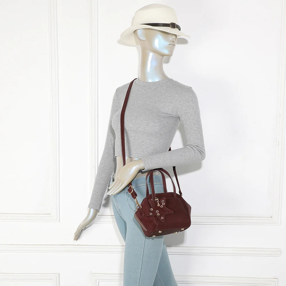 Mini sac La Féerie bordeaux porté par une femme, à la main ou avec sa bandoulière amovible – réf. R-2052