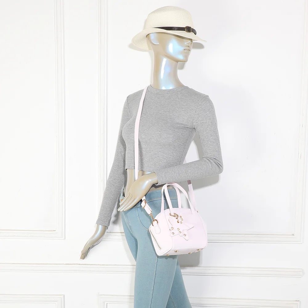 Mini sac La Féerie rose porté par une femme, à la main ou avec sa bandoulière amovible – réf. R-2052