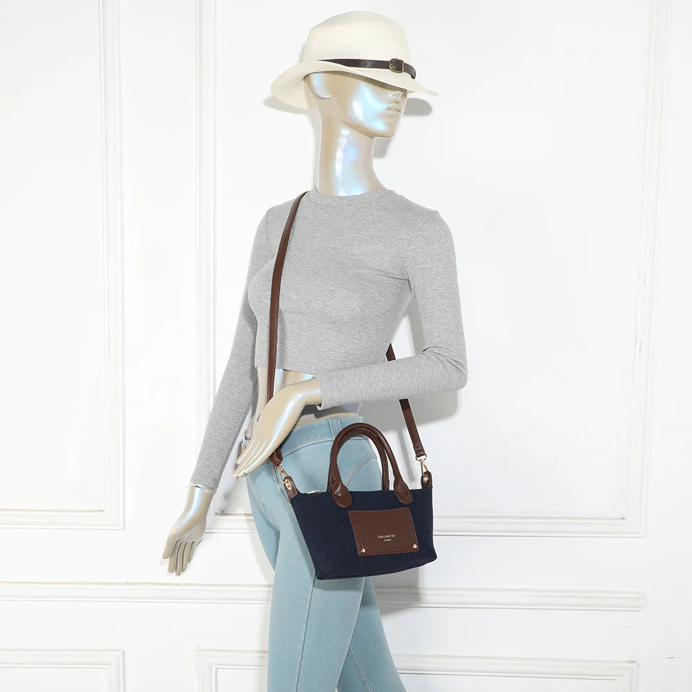 Sac à main femme La Léandra bleu foncé porté à la main, format compact effet velours côtelé – réf. Z-05-8