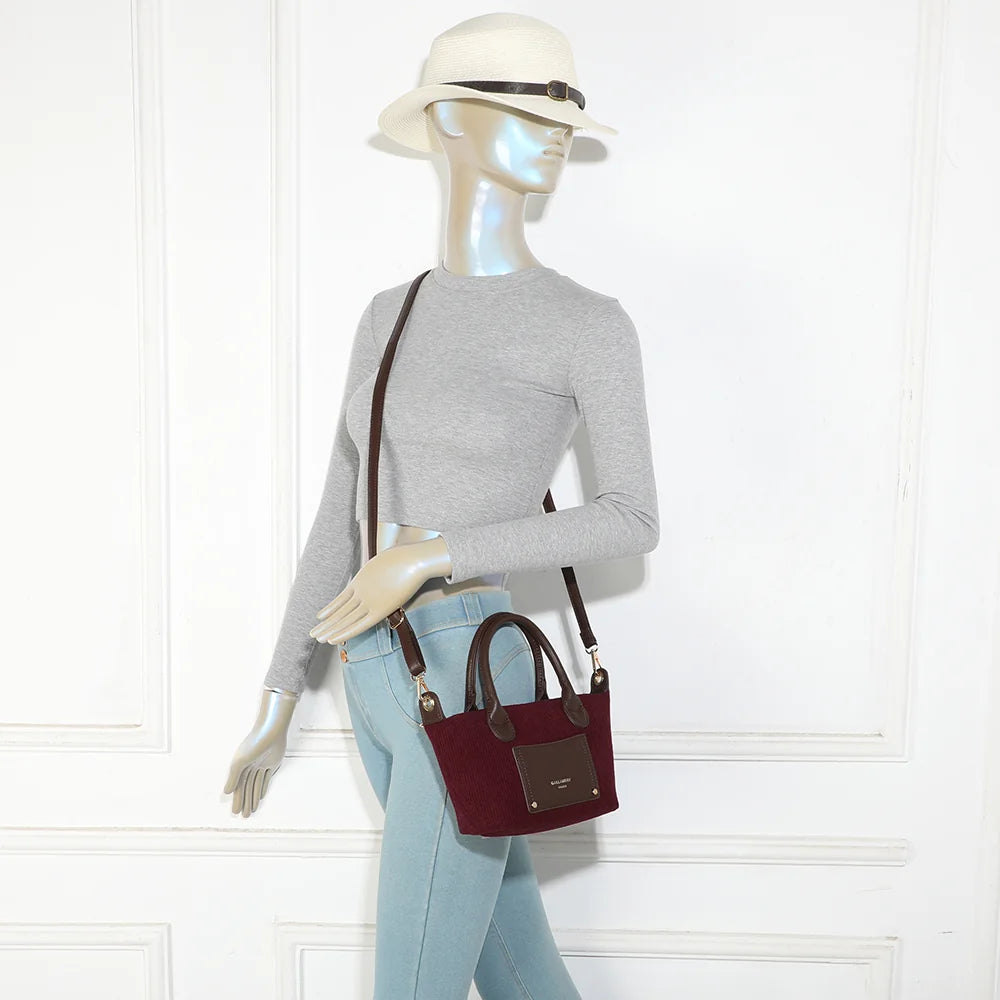 Sac à main femme La Léandra bordeaux porté à la main, format compact effet velours côtelé – réf. Z-05-8