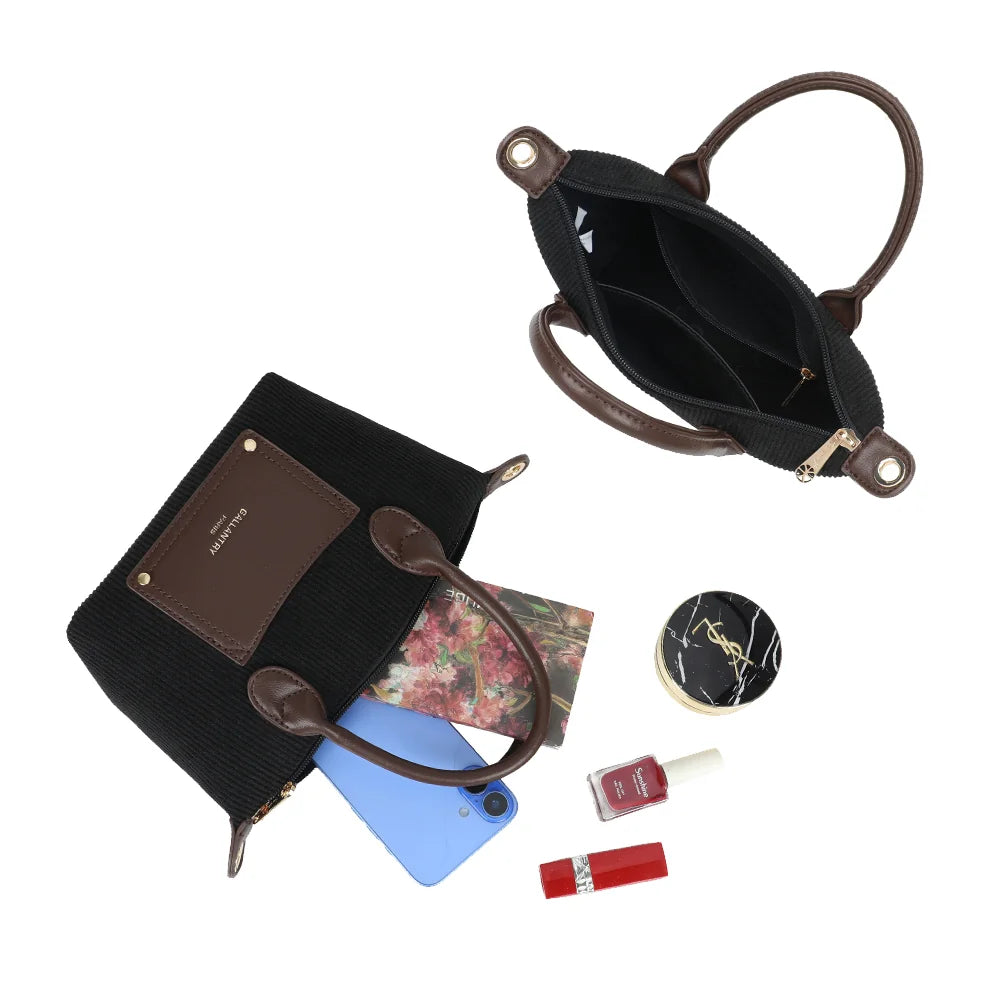 Intérieur zippé de La Léandra noir : un compartiment pour téléphone, clés et rouge à lèvres – réf. Z-05-8