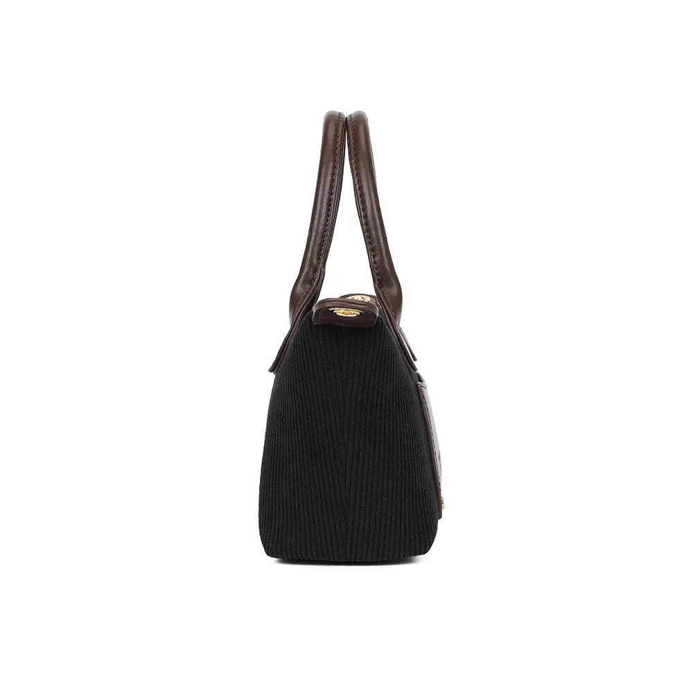 Profil du sac La Léandra noir : 9 cm de profondeur et patte latérale avec anneau doré – réf. Z-05-8
