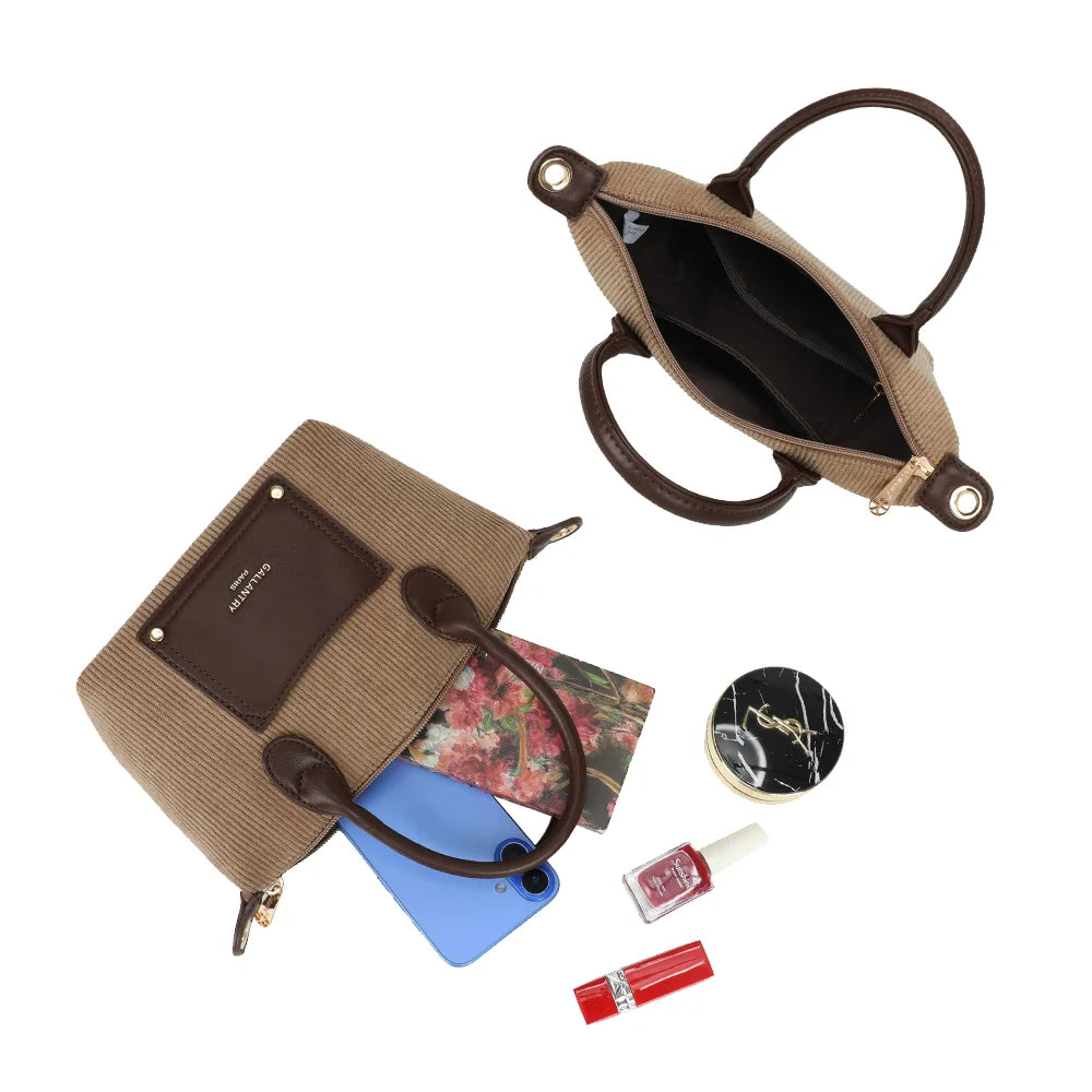 Intérieur zippé de La Léandra taupe foncé : un compartiment pour téléphone, clés et rouge à lèvres – réf. Z-05-8
