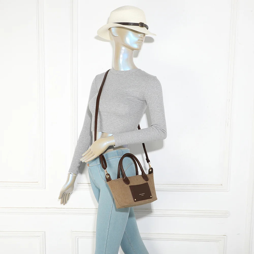 Sac à main femme La Léandra taupe foncé porté à la main, format compact effet velours côtelé – réf. Z-05-8