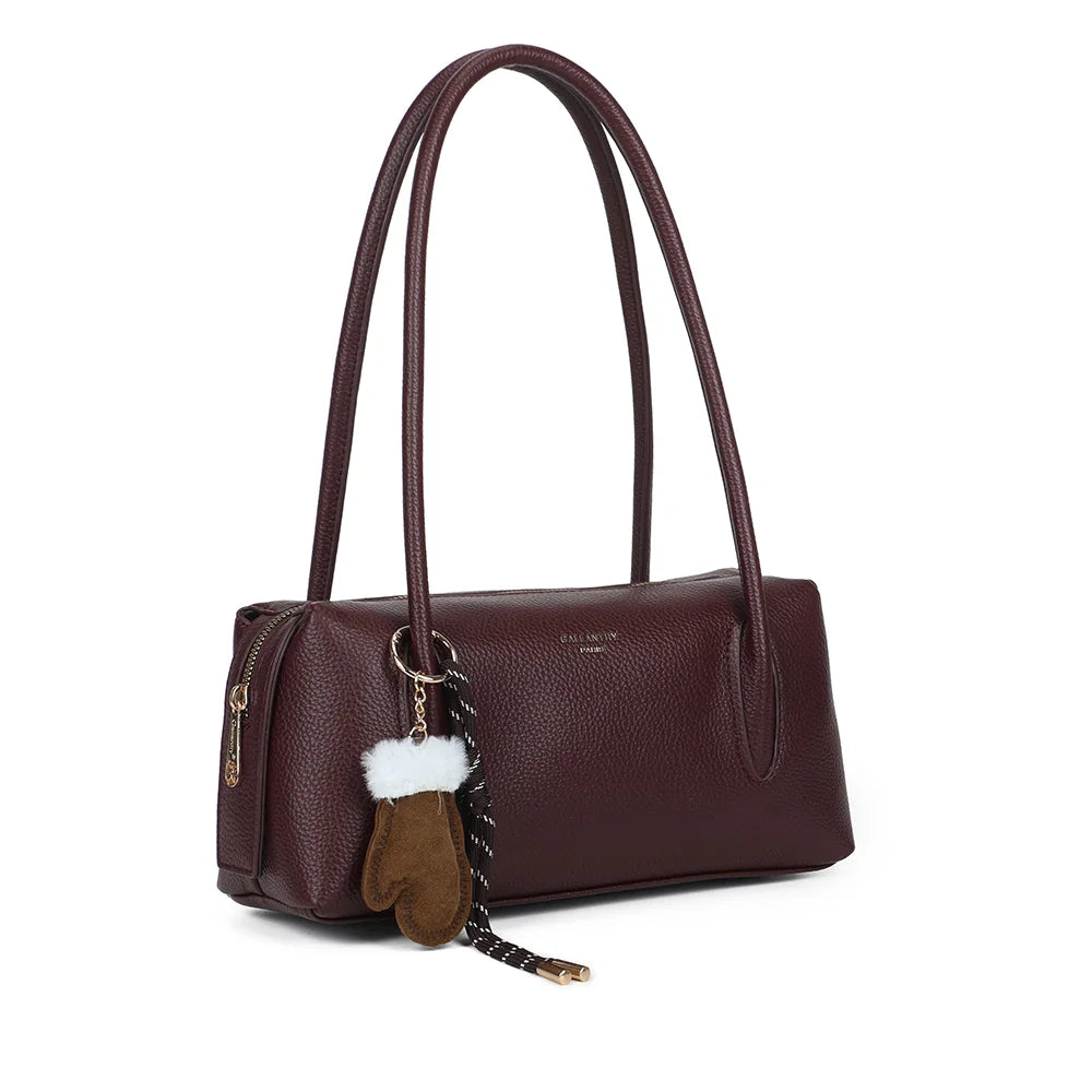 La Linotte bordeaux de trois quarts : silhouette allongée, longues anses fines et fermeture éclair dorée – réf. KJ-62100