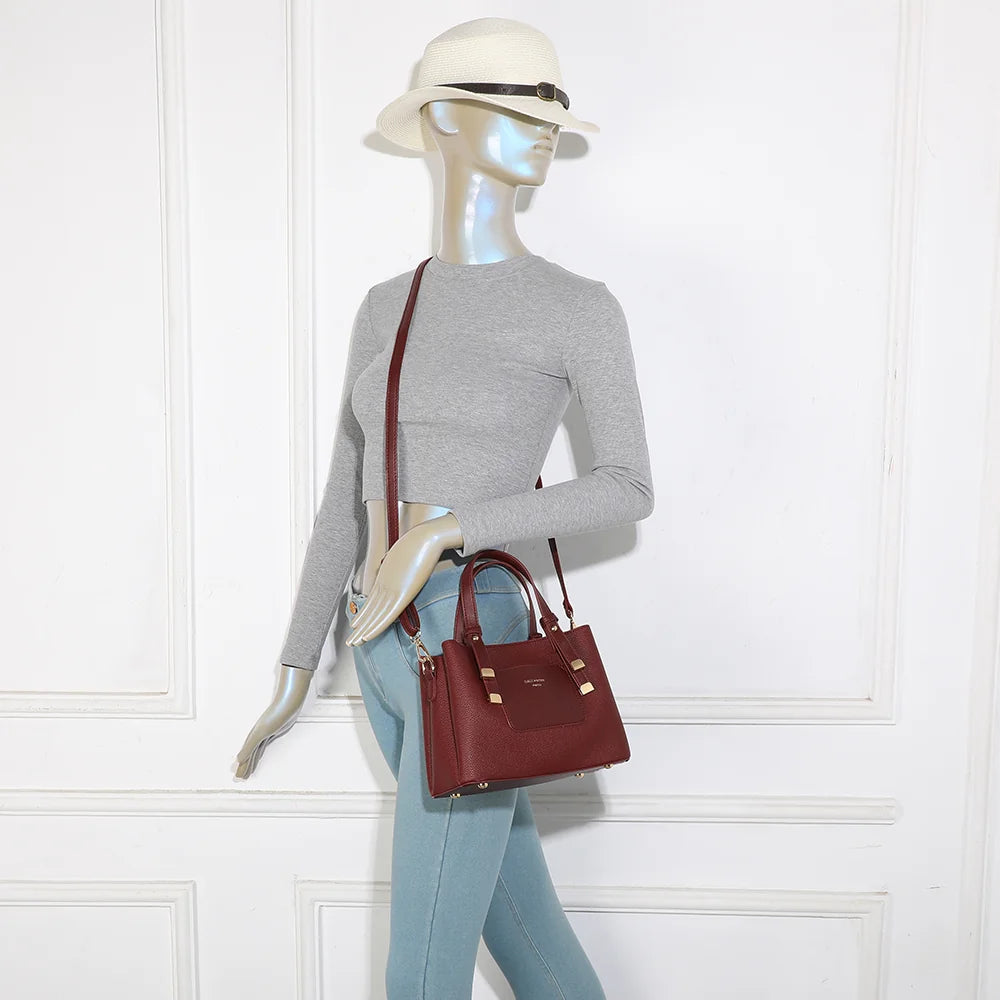 Sac à main femme La Lorenza bordeaux porté, à la main ou avec sa bandoulière amovible – réf. DQ-8655-5