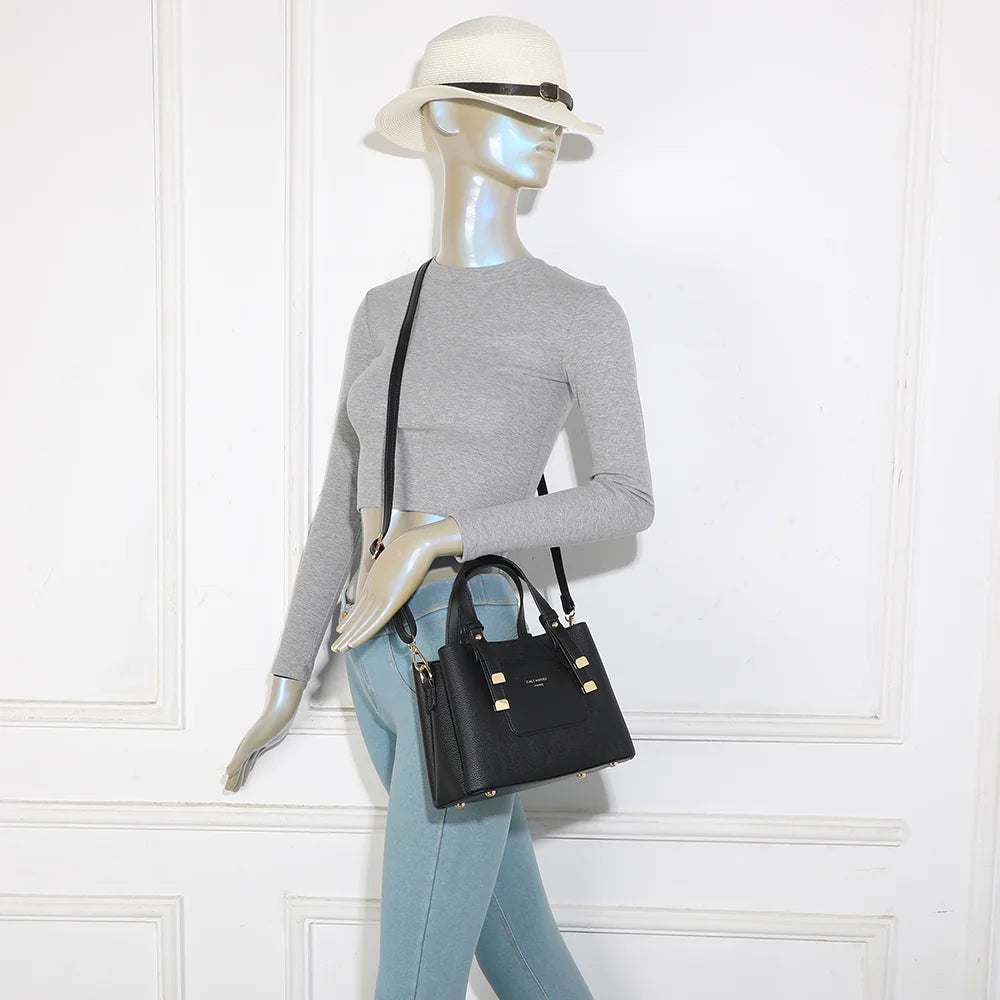 Sac à main femme La Lorenza noir porté, à la main ou avec sa bandoulière amovible – réf. DQ-8655-5