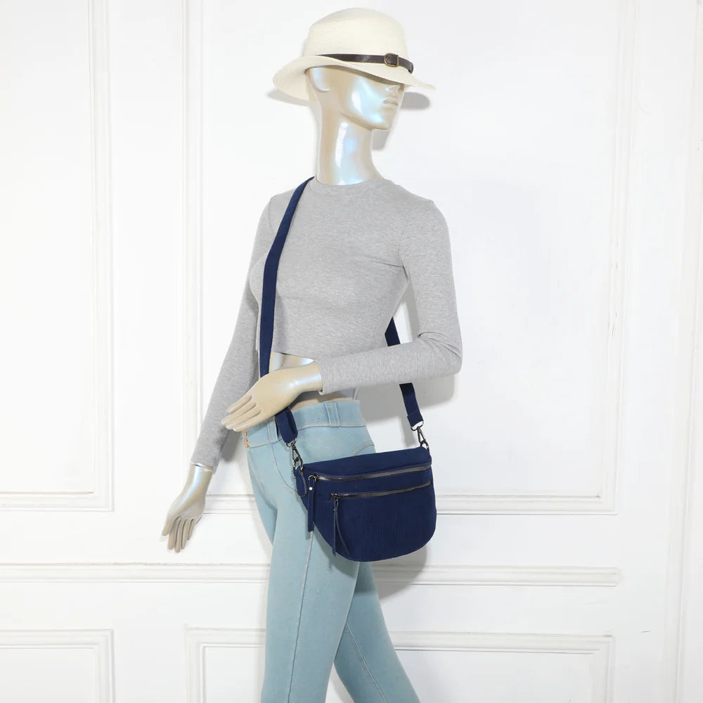 Sac banane femme La Maddy bleu foncé porté en travers grâce à sa bandoulière ajustable – réf. Z-83051-10