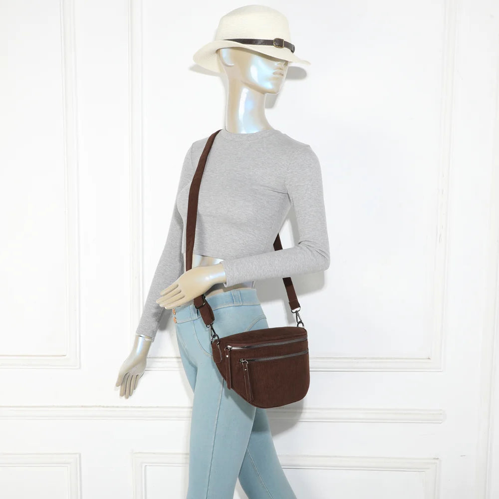 Sac banane femme La Maddy café porté en travers grâce à sa bandoulière ajustable – réf. Z-83051-10