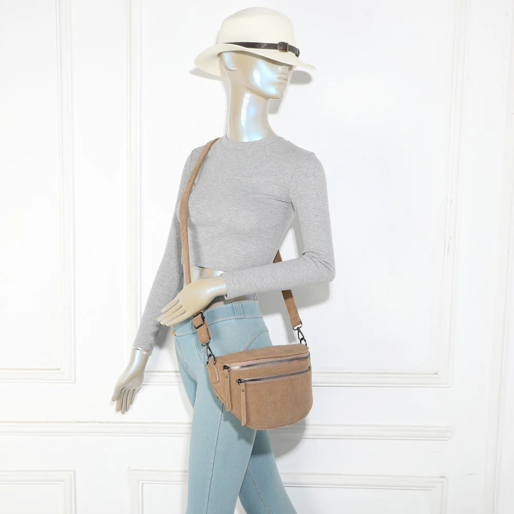 Sac banane femme La Maddy taupe foncé porté en travers grâce à sa bandoulière ajustable – réf. Z-83051-10