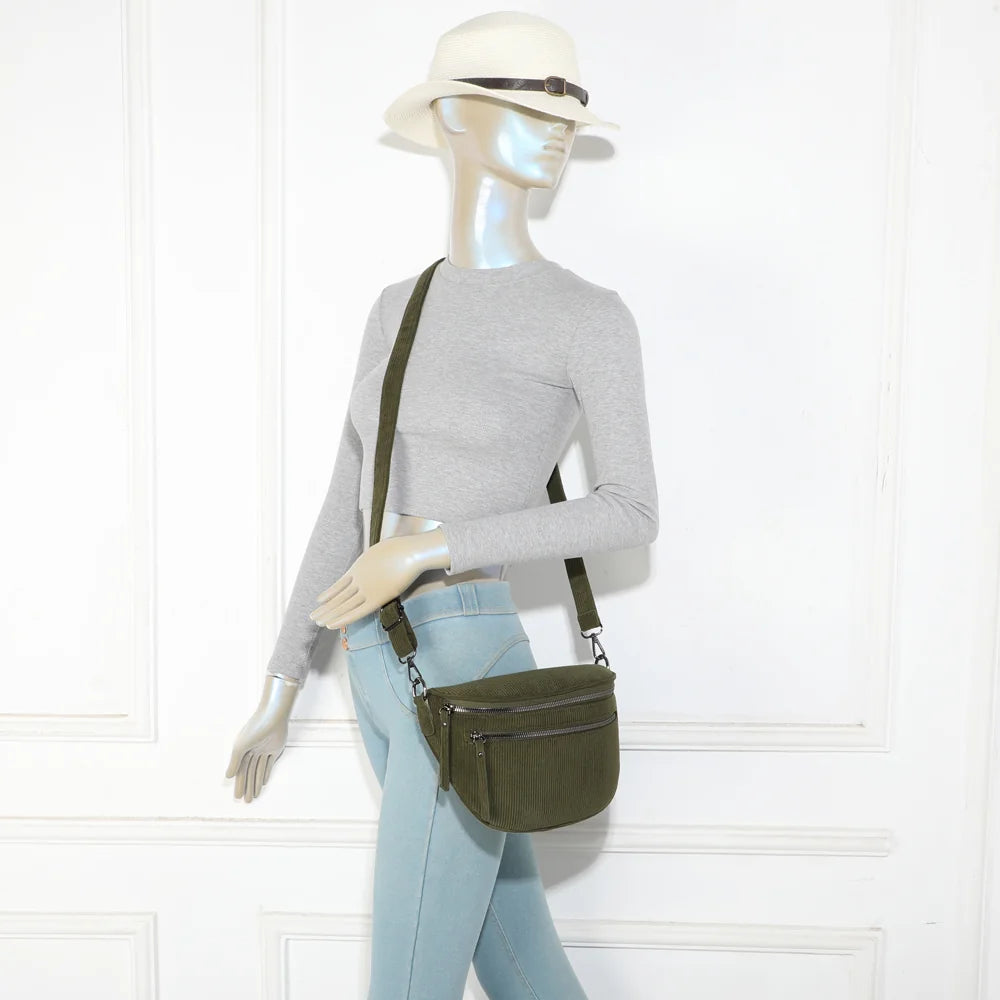 Sac banane femme La Maddy vert foncé porté en travers grâce à sa bandoulière ajustable – réf. Z-83051-10