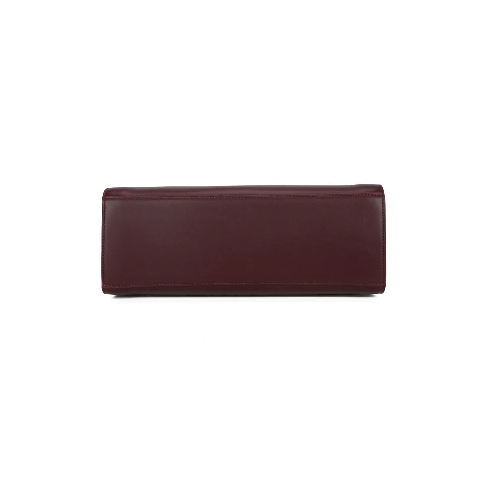 Dessous de La Maristella bordeaux : une base plate qui permet au sac de tenir bien droit – réf. LS-76005