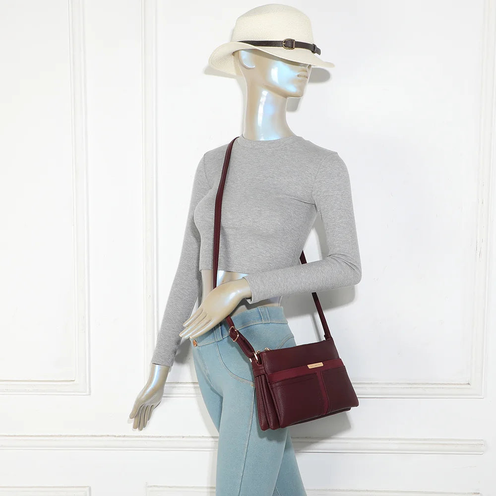Sac bandoulière femme La Méline bordeaux porté à l’épaule grâce à sa bandoulière réglable – réf. A-9175