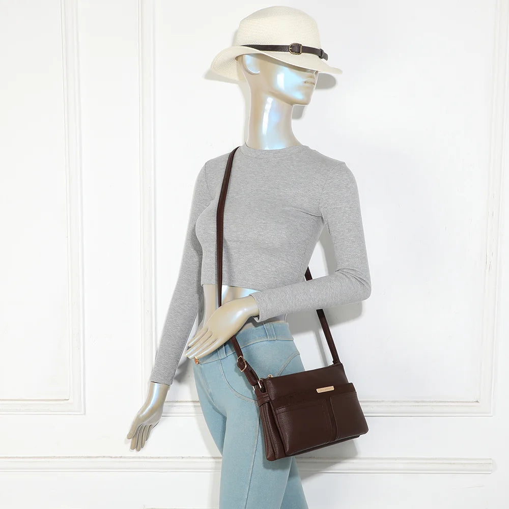 Sac bandoulière femme La Méline café porté à l’épaule grâce à sa bandoulière réglable – réf. A-9175