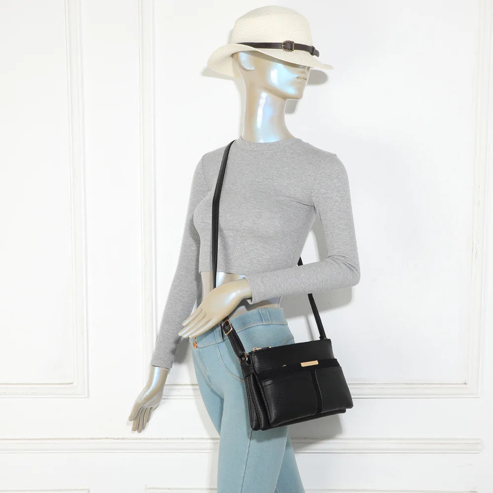 Sac bandoulière femme La Méline noir porté à l’épaule grâce à sa bandoulière réglable – réf. A-9175