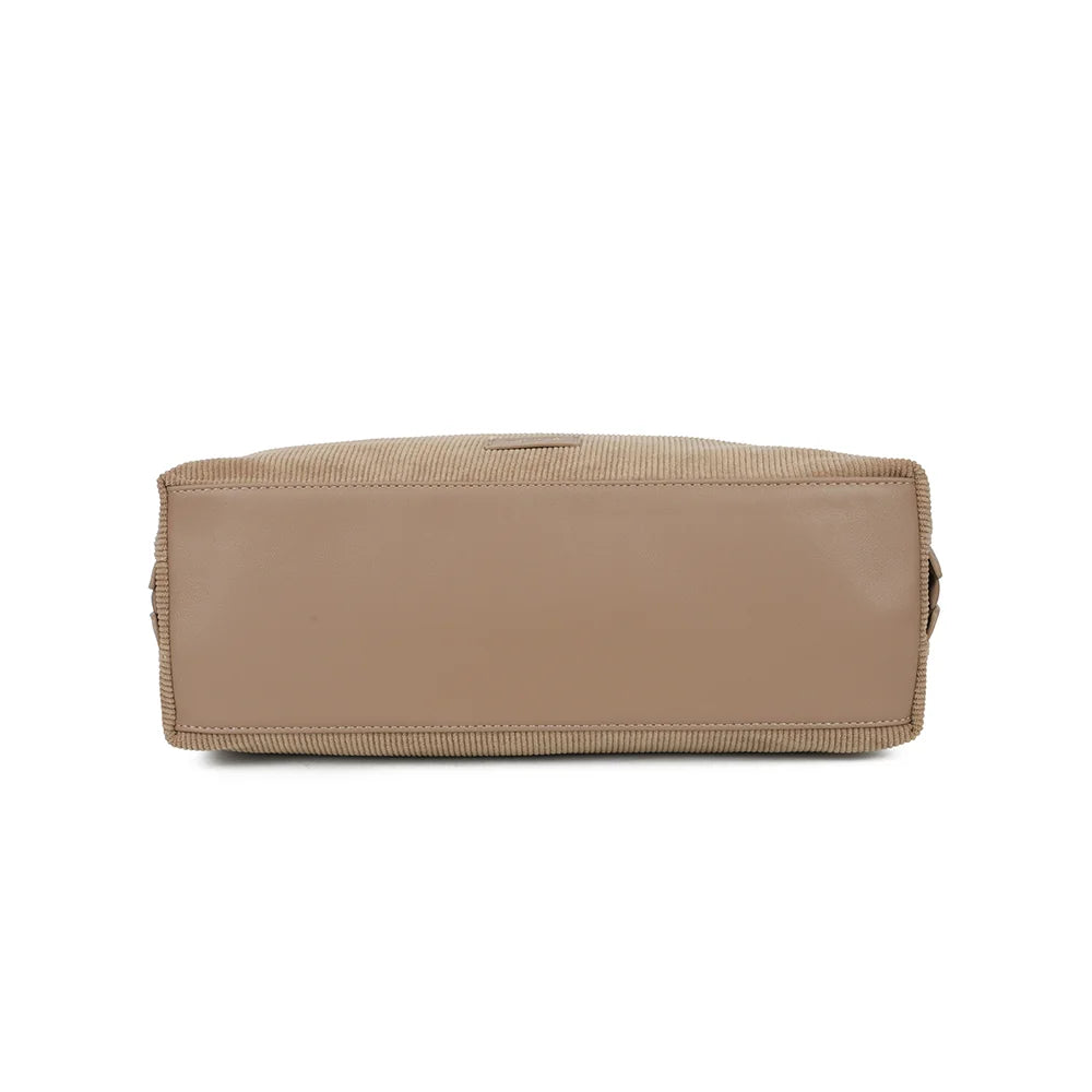 Vue de dessous de La Mélodie coloris taupe foncé, pour apprécier la profondeur généreuse du sac – réf. JC-53010
