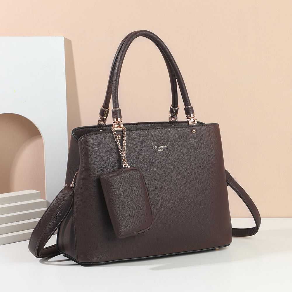 Sac à main La Modena coloris café mis en scène dans un décor d’intérieur – visuel d’ambiance créé avec l’IA – Gallantry Paris