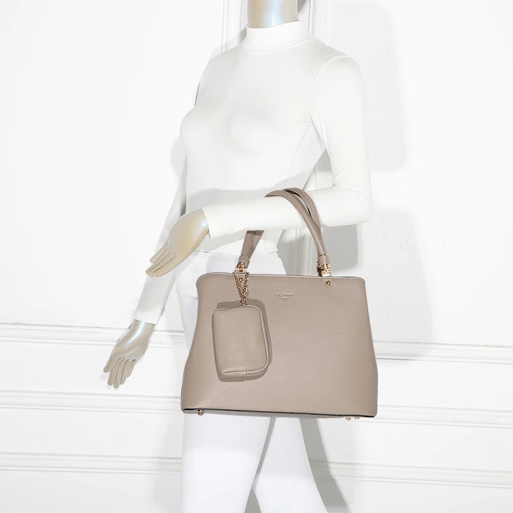 Sac à main femme La Modena taupe porté à la main, avec sa pochette assortie – réf. G-7347