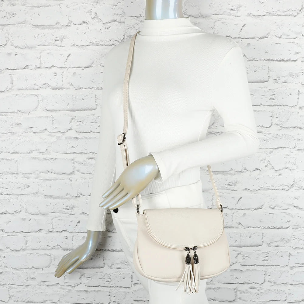 Sac bandoulière femme La Mokaïa beige porté en travers du corps grâce à sa bandoulière réglable – réf. HJ-7058-A
