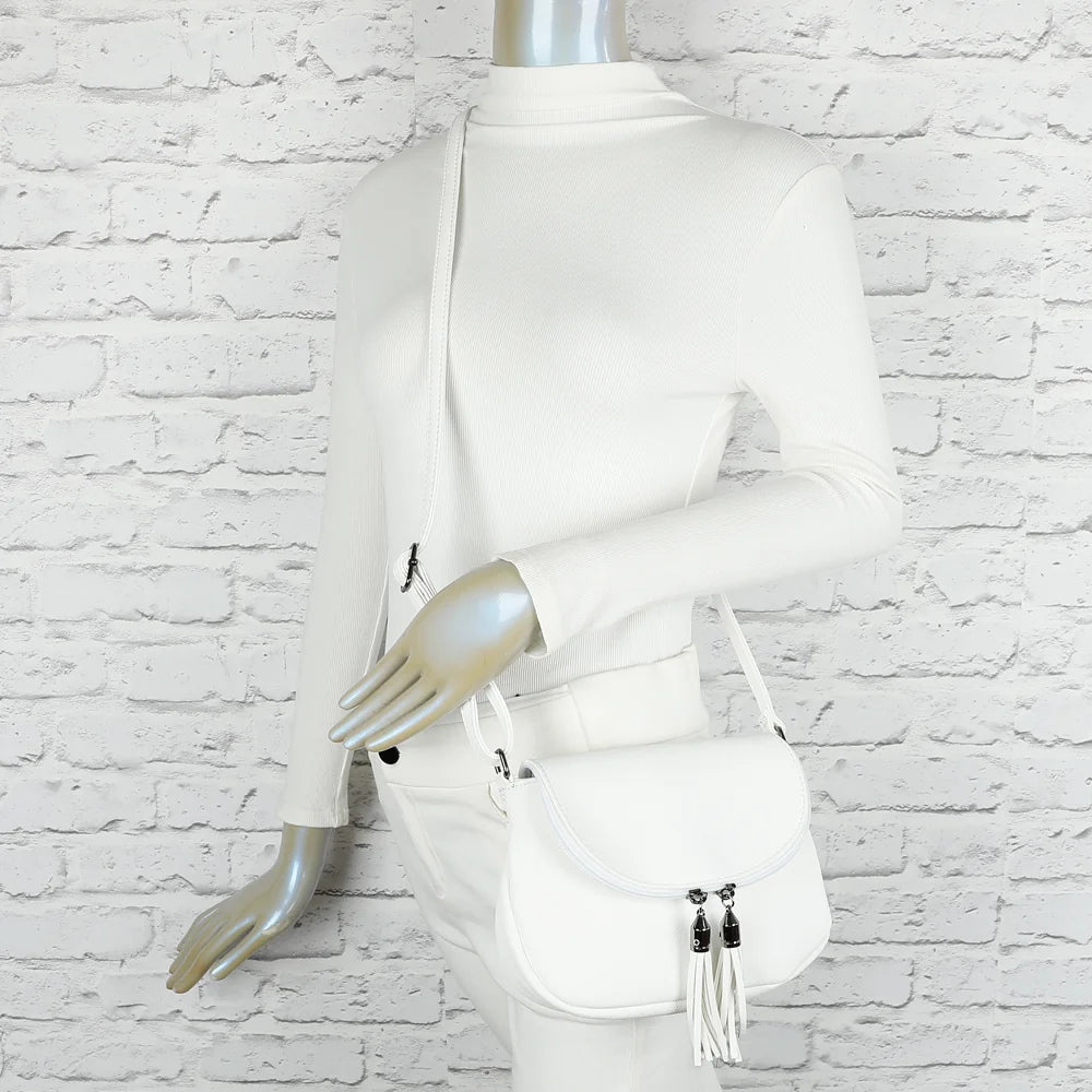 Sac bandoulière femme La Mokaïa blanc porté en travers du corps grâce à sa bandoulière réglable – réf. HJ-7058-A