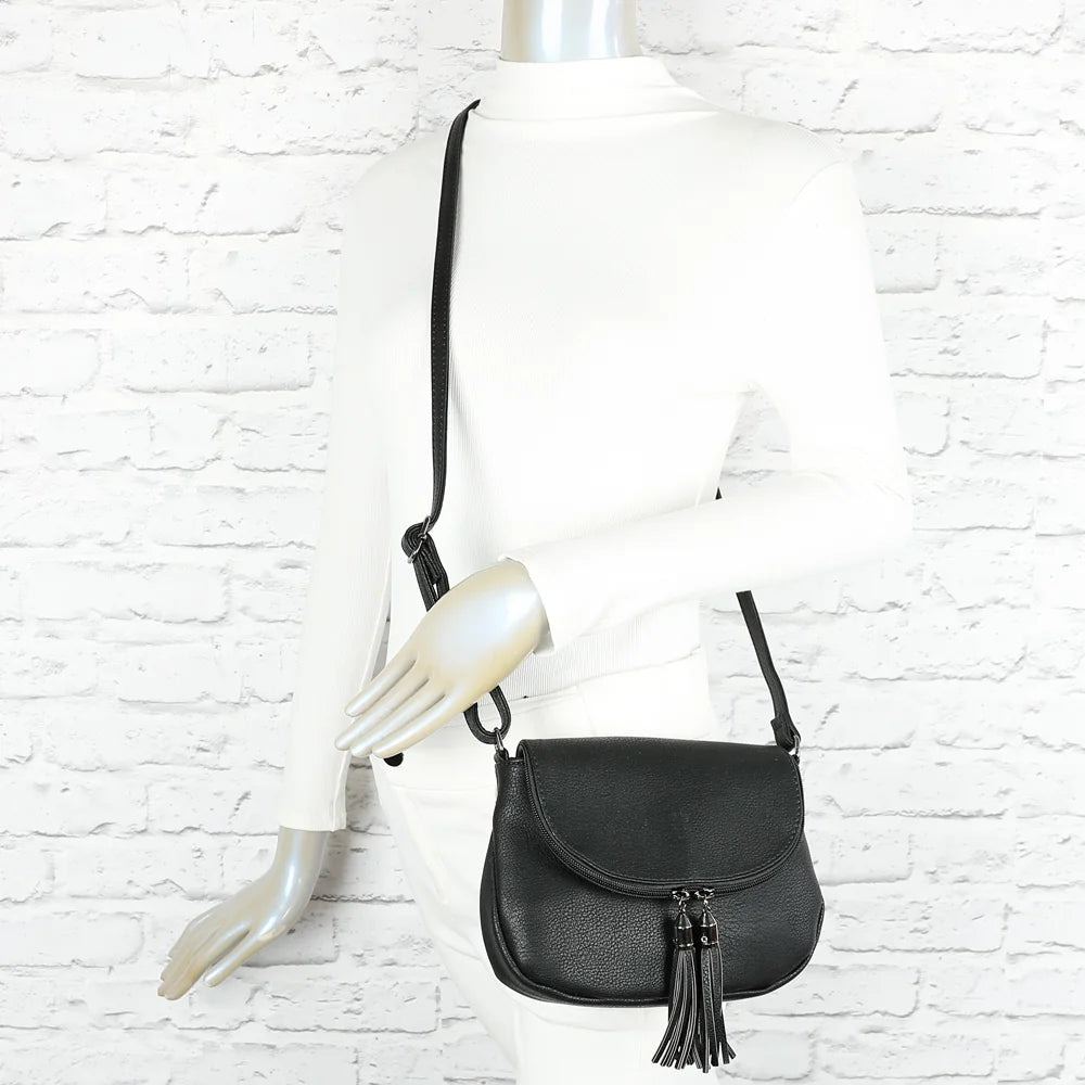 Sac bandoulière femme La Mokaïa noir porté en travers du corps grâce à sa bandoulière réglable – réf. HJ-7058-A