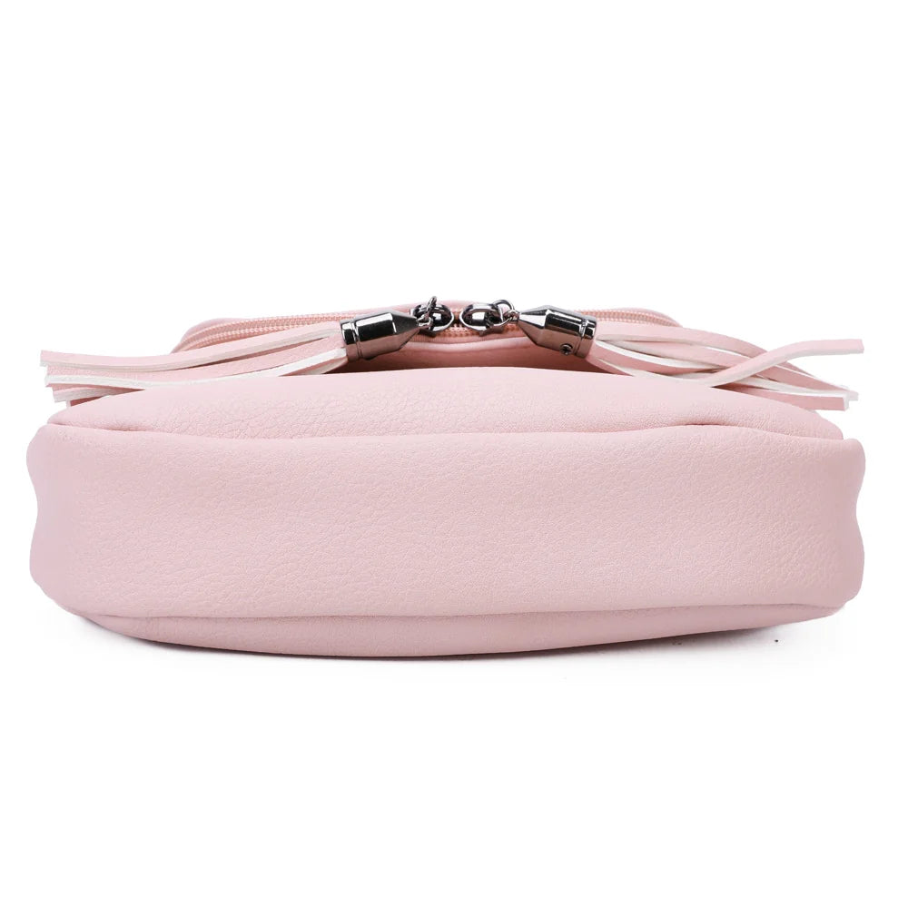 Vue du dessous de La Mokaïa rose, simili cuir grainé vegan et bandoulière ton sur ton – réf. HJ-7058-A