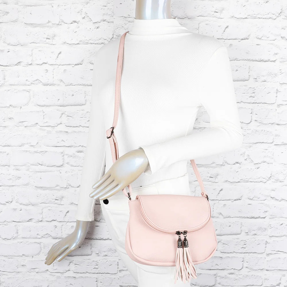 Sac bandoulière femme La Mokaïa rose porté en travers du corps grâce à sa bandoulière réglable – réf. HJ-7058-A